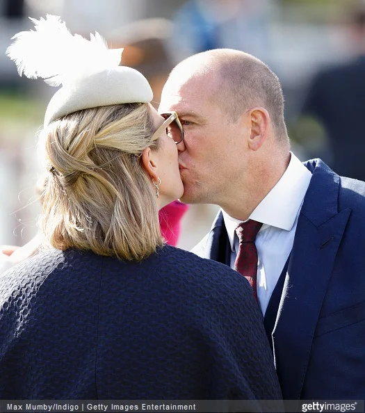 Zara Phillips Style - Zara Phillips and Mike Tindall kiss as they attend day 3 'Grand National Day' of the Crabbie's Grand National Festival at Aintree Racecourse