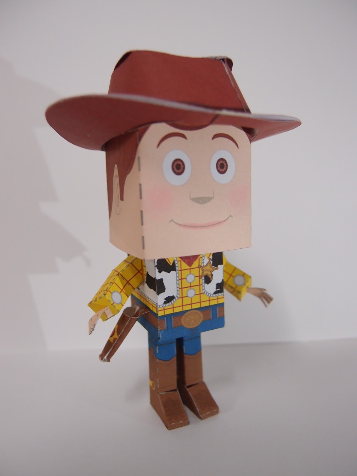 Как сделать ковбоя из бумаги. Ковбой Вуди паперкрафт. Toy story Sheriff Woody. Бумажная модель Шериф Вуди. Поделка ковбой.