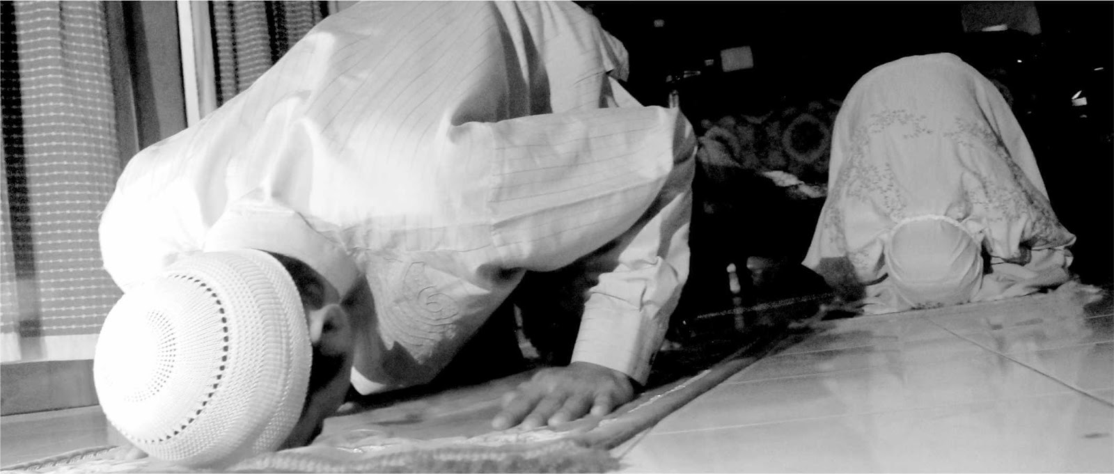 Hukum Shalat Mengimami Seorang Perempuan Yang Bukan Muhrim