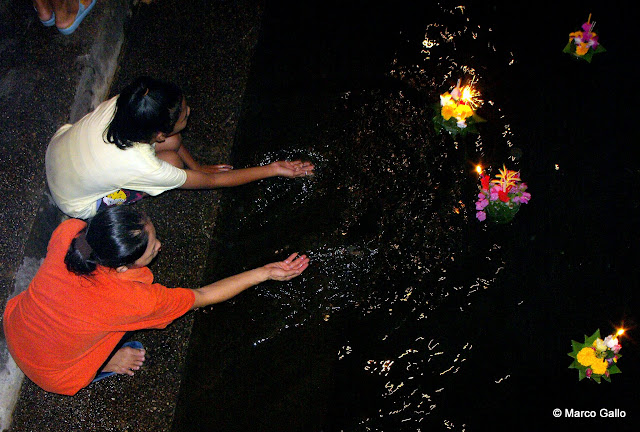 LOY KRATHONG. FLORES EN EL AGUA, BANGKOK. TAILANDIA