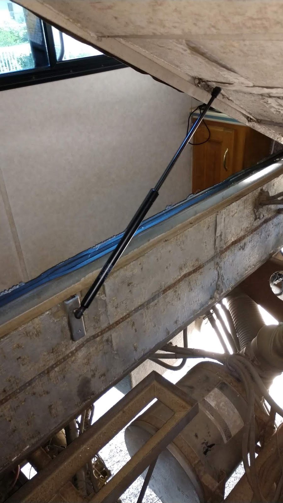 What A View!!! MOTORHOME MODIFICATIONS Replacing Bed Lift Struts, Dash AC and Jam