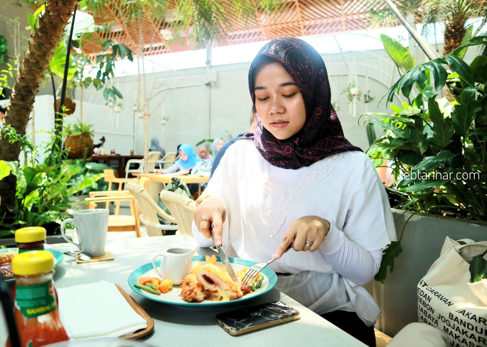 Jardin Cafe Bandung, Tempat Makan Enak, Kekinian dan