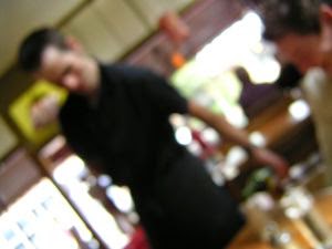 飲食店でウェイターとして仕事をしている男性