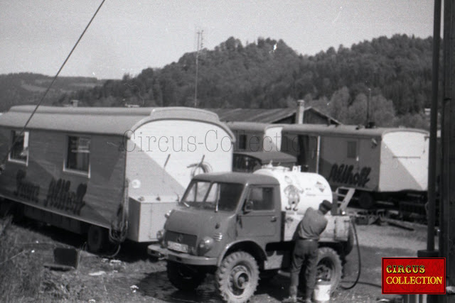 Petit camion citerne et roulottes d'habitations du Cirque Franz Althoff 1967