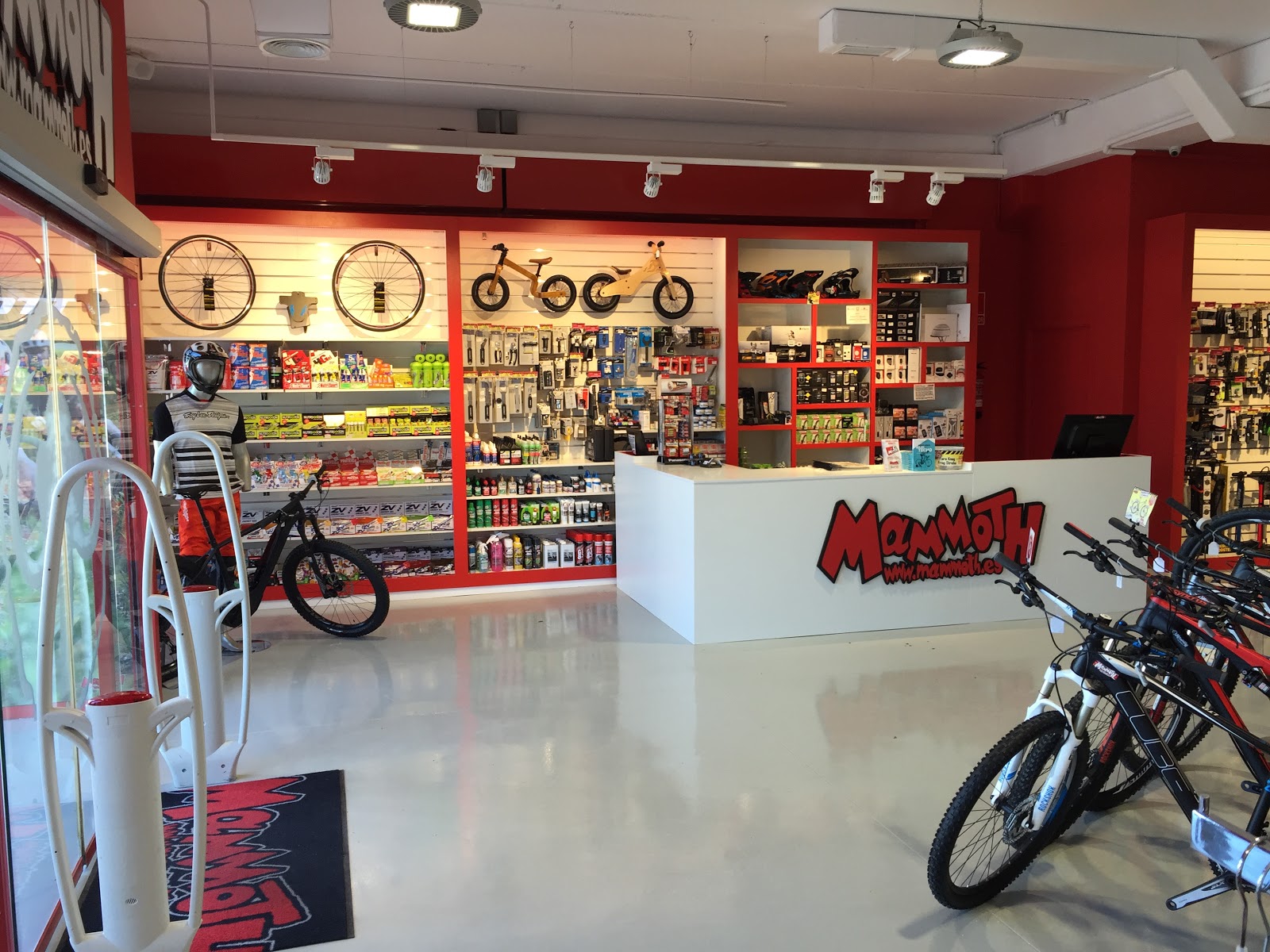 Interiores Comerciales TIENDA DE BICICLETAS MAMMOTH EN ALCALA DE HENARES MADRID