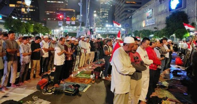 Massa Lanjut Shalat Isya' dan Tarawih Berjemaah di Depan Bawaslu Massa Lanjut Shalat Isya' dan Tarawih Berjemaah di Depan Bawaslu