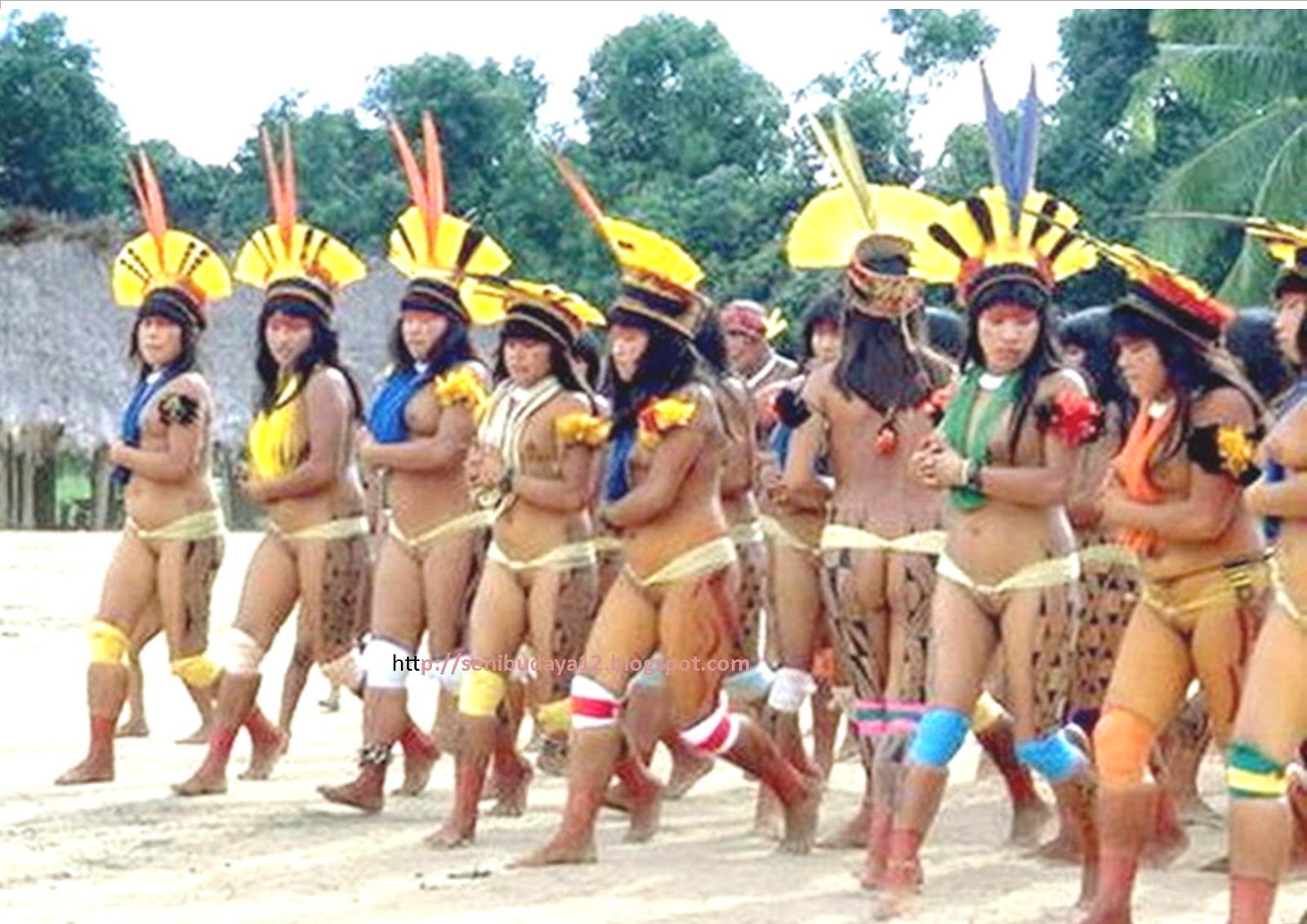 Suku Pedalaman Hutan Amazon Budaya tanpa Busana.