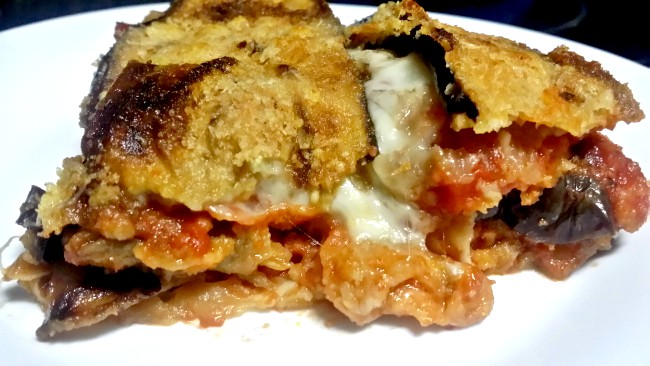 Berenjenas en capas con tomate y mozarella