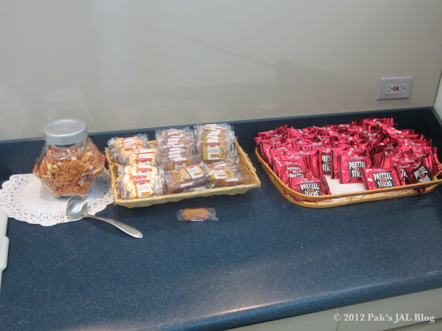 Snacks at JFK Sakura Lounge