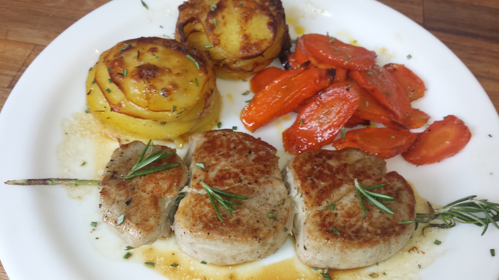Schweinefilet am Rosmarinzweig 6 Schweinefilet am Rosmarinzweig mit karamellisierten Möhren und Kartoffeltürmchen