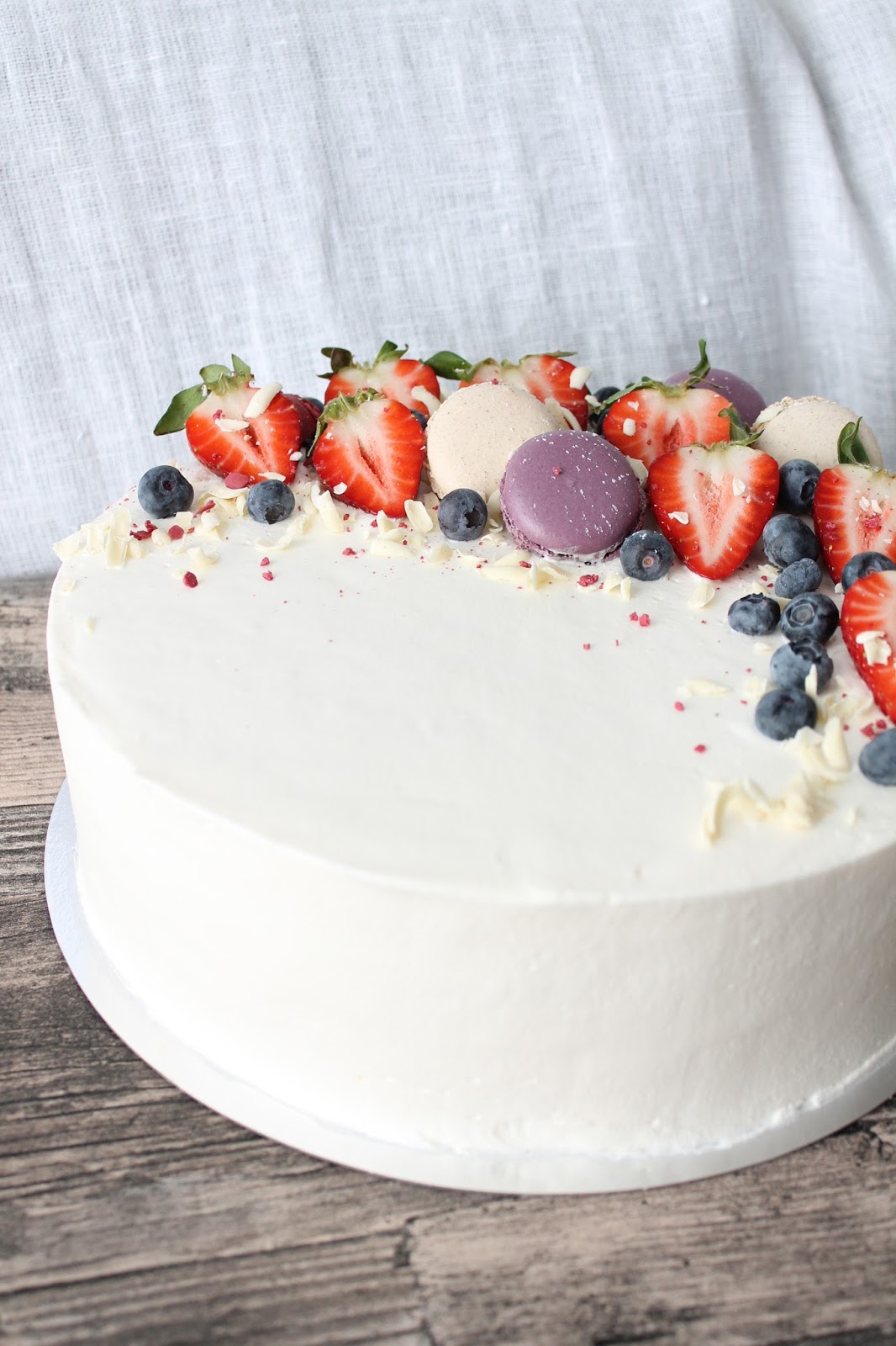 herkkusuut Mustikkavalkosuklaa täytekakku