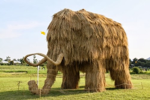 01-Mammoth-Japanese-Rice-Farmers-Straw-Sculptures-Kagawa-&-Niigata-Prefecture-Kotaku-www-designstack-co