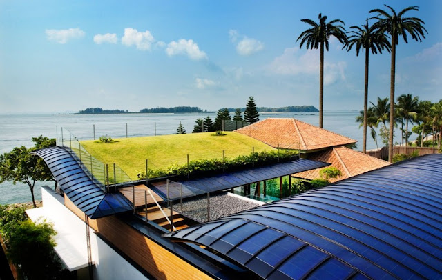 Современное тропическое бунгало крыша с солнечными батареями