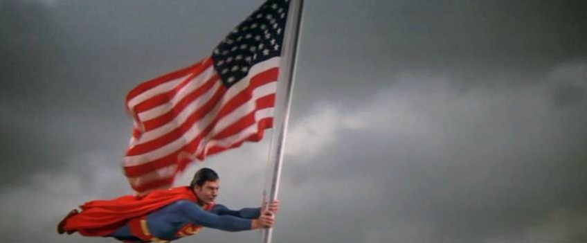 Superman/Christopher Reeves porta la bandera USA en Superman II Superman/Christopher Reeves porta la bandera USA en Superman II