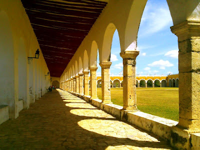Arcos Atrio Convento Izamal Yucatan Mexico