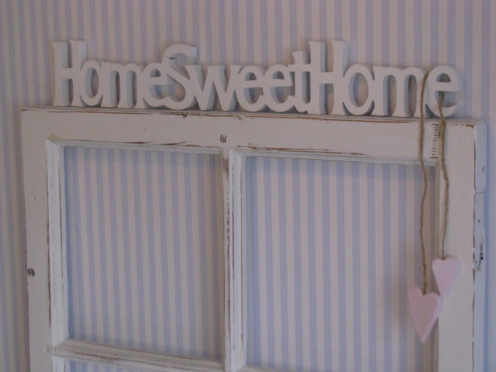 LANTLIGT: Gammal fönster ram