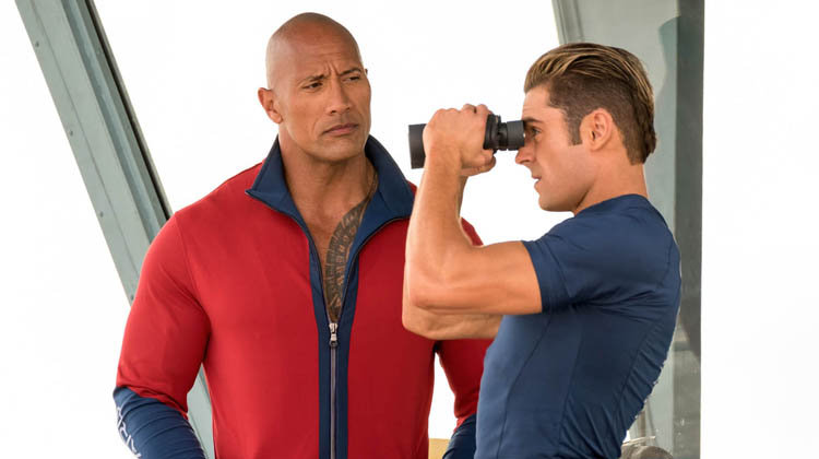 Dwayne Johnson y Zac Efron en Vigilantes de la Playa