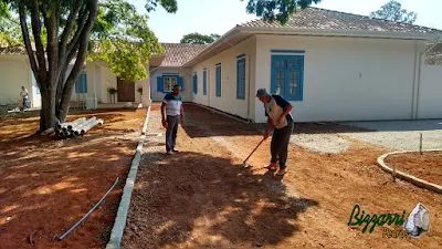 Visitando a obra e orientando nos trabalhos da colocação das guias de pedra na rua onde vamos fazer o piso de pedrisco em entrada da sede da Fazenda em Atibaia-SP com execução do paisagismo. 15 de agosto de 2016.