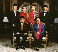 B.J. Habibie menikah dengan ibu Ainun dan memiliki 2 orang putra dan 6 cucu.