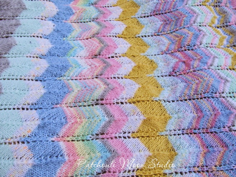 Patchouli Moon Studio: Knit Zigzag Baby Blanket