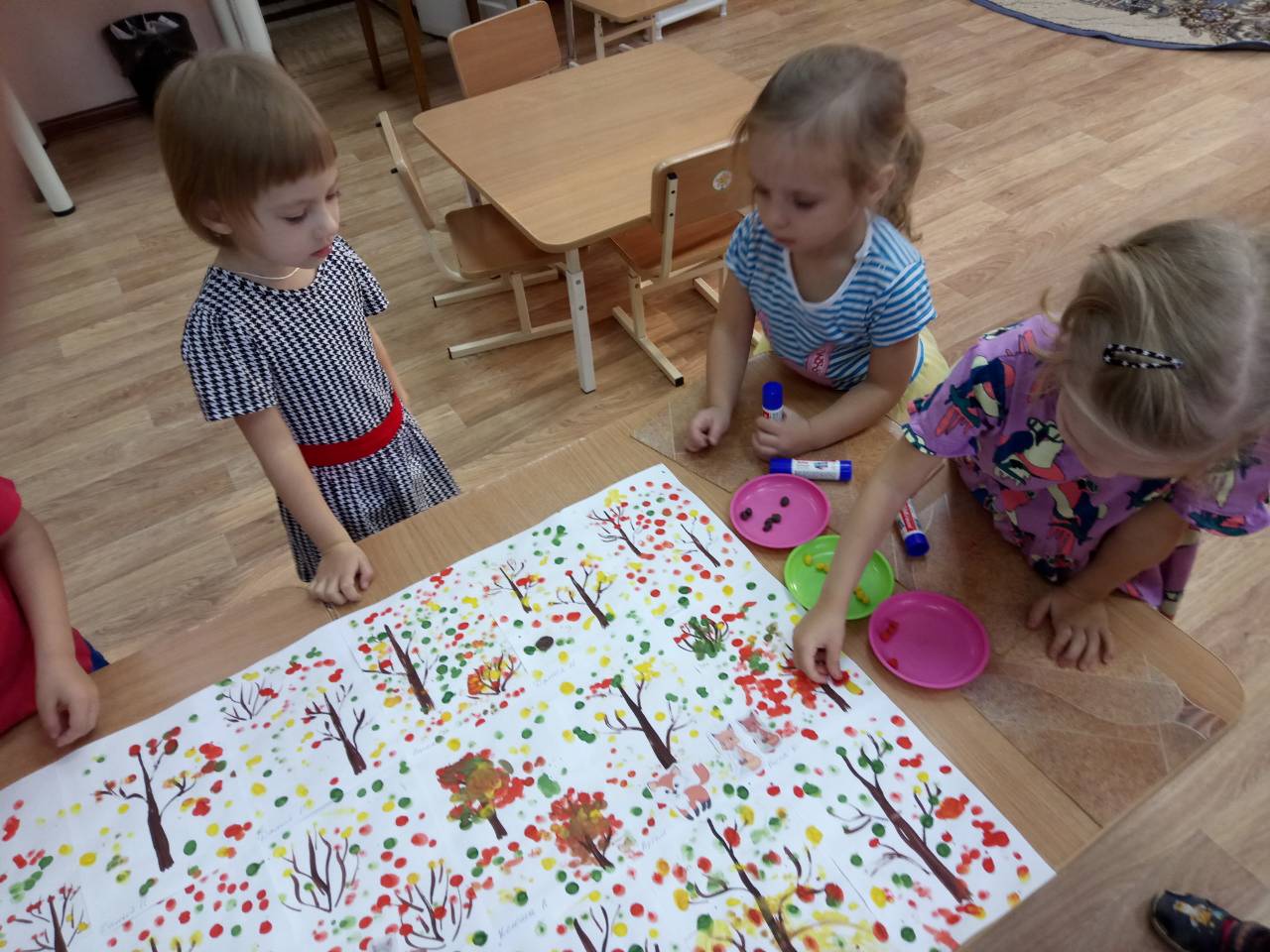 Рисование красивый коврик. Коллективная работа в детском саду ко дню защиты детей. Аппликация цветочная клумба в средней группе. Коллективная аппликация цветы. Рисование разноцветный коврик.