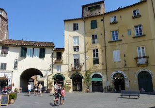 Plaza del anfiteatro o Plaza del Mercado de Lucca. Plaza del anfiteatro o Plaza del Mercado de Lucca.