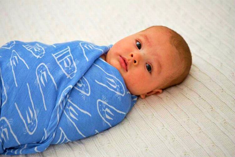 Yeni doğan bebeği kundaklamak, bebeğin gevşeyerek daha hızlı uykuya geçmesine yardımcı olacaktır.