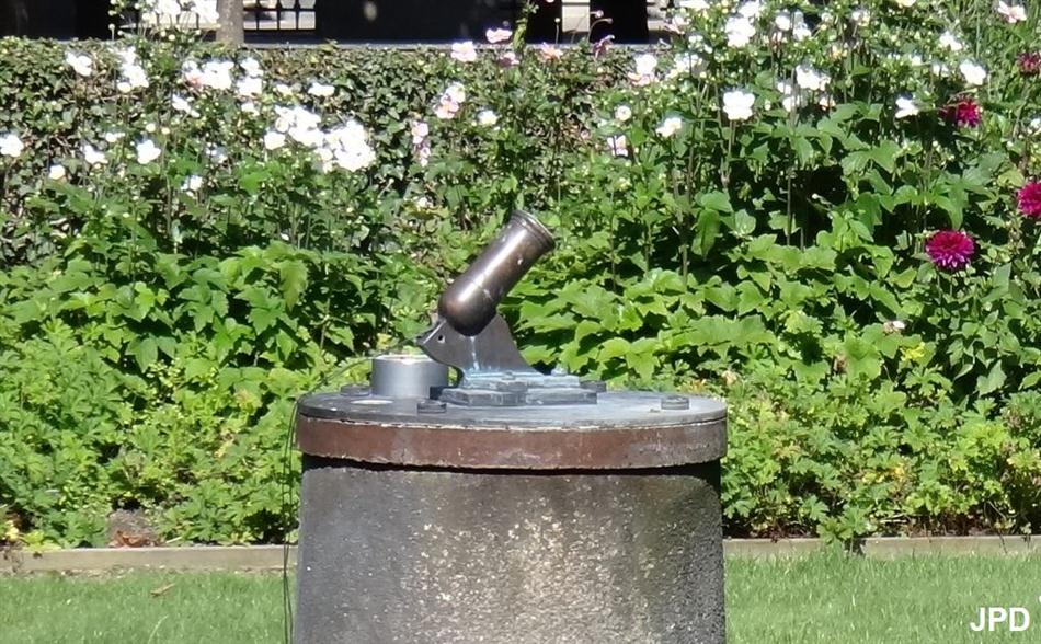 Parisbiseart Le petit canon du Palais Royal