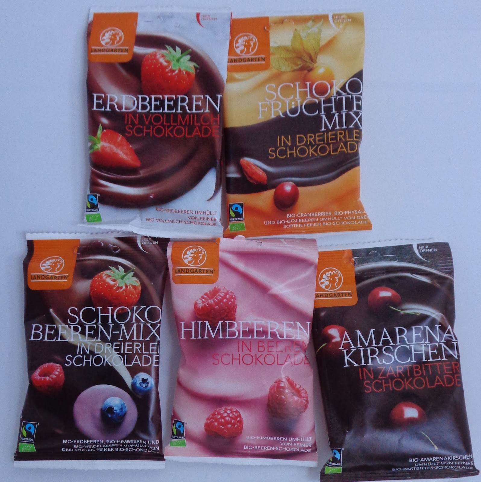 Amarena-Kirschen in Zartbitterschokolade; Erdbeeren in Vollmilchschokolade, Himbeeren in Beerenschokolade; Schoko-Früchte-Mix, Schoko Beeren-Mix