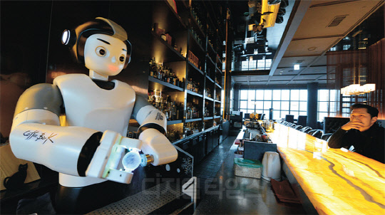 japan robot bartender bar