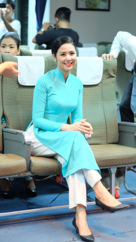 Ngoc Han thich thu khi thu lam tiep vien hang khong - Anh 2