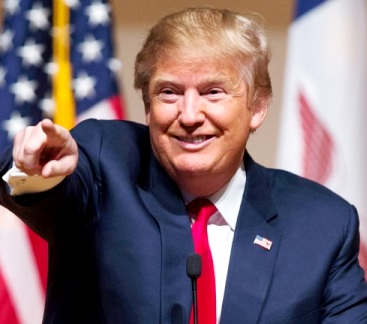 Donald Trump Foto de Donald Trump señalando con el dedo
