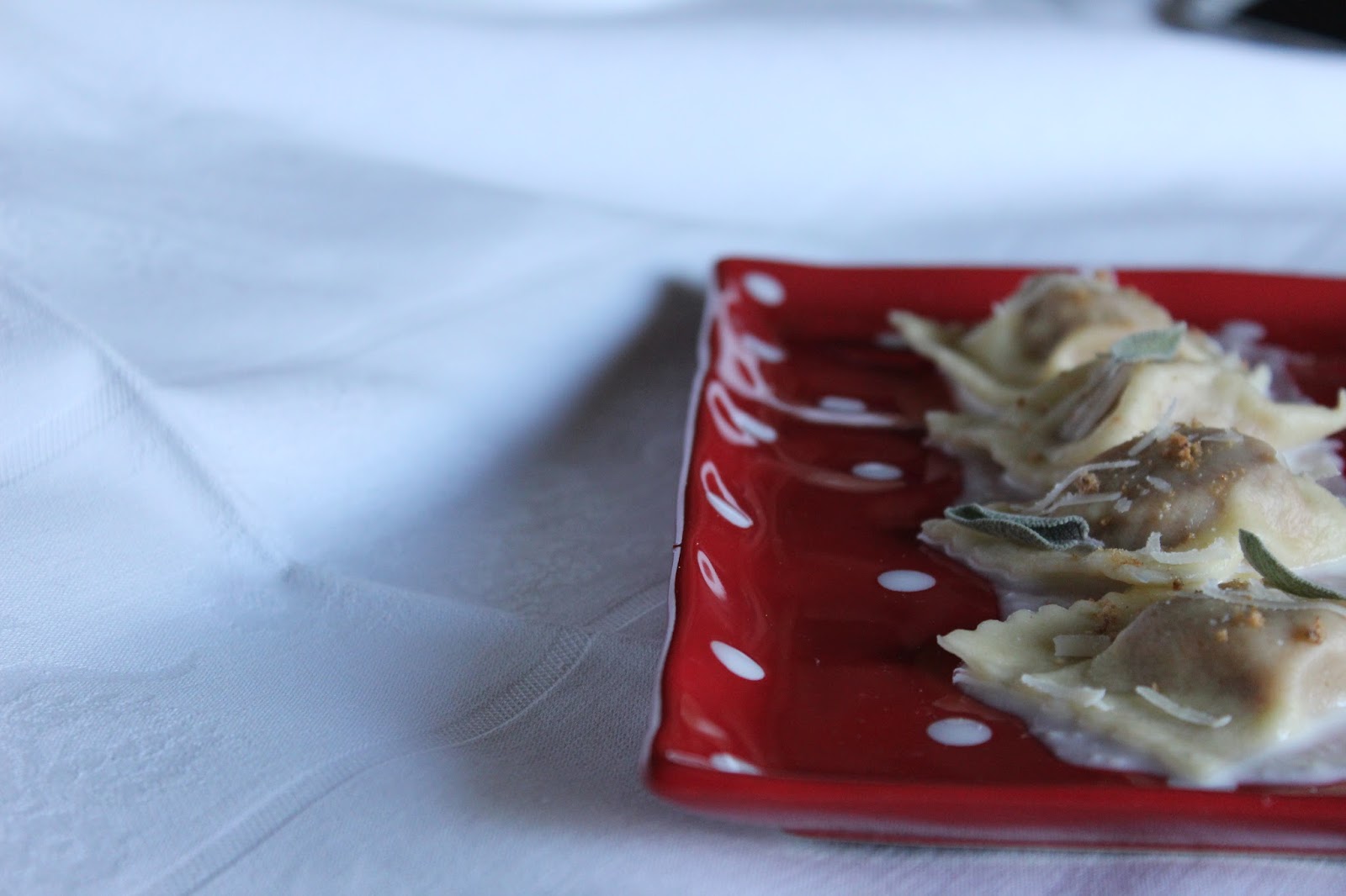 ravioli di zucca con crema al gorgonzola piccante.