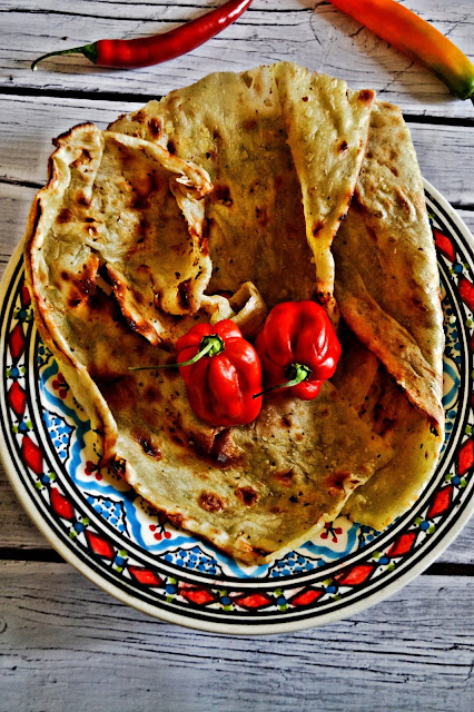 Butter chicken - jak przyrządzić? Pomidorowy Butter Chicken z ryżem jaśminowym i plackami naan - kuchnia indyjska i smak orientu na talerzu.