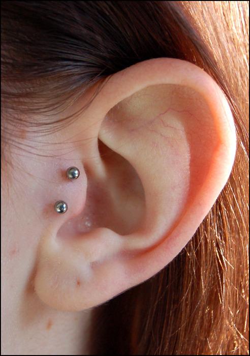 tragus piercing