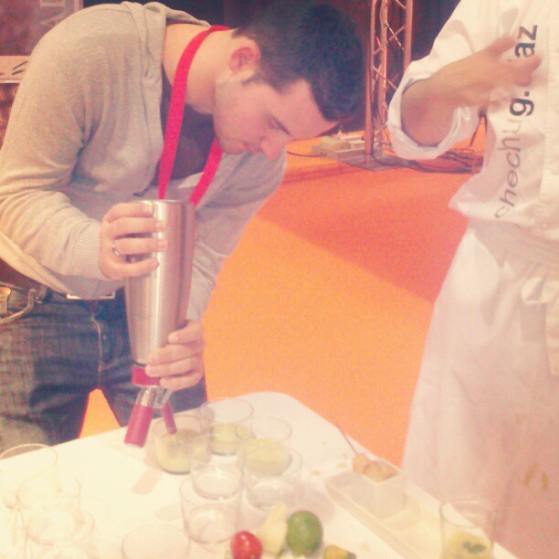 Chef Orielo con el sifón de Cocineros 4.0 Gastrotur Granada 