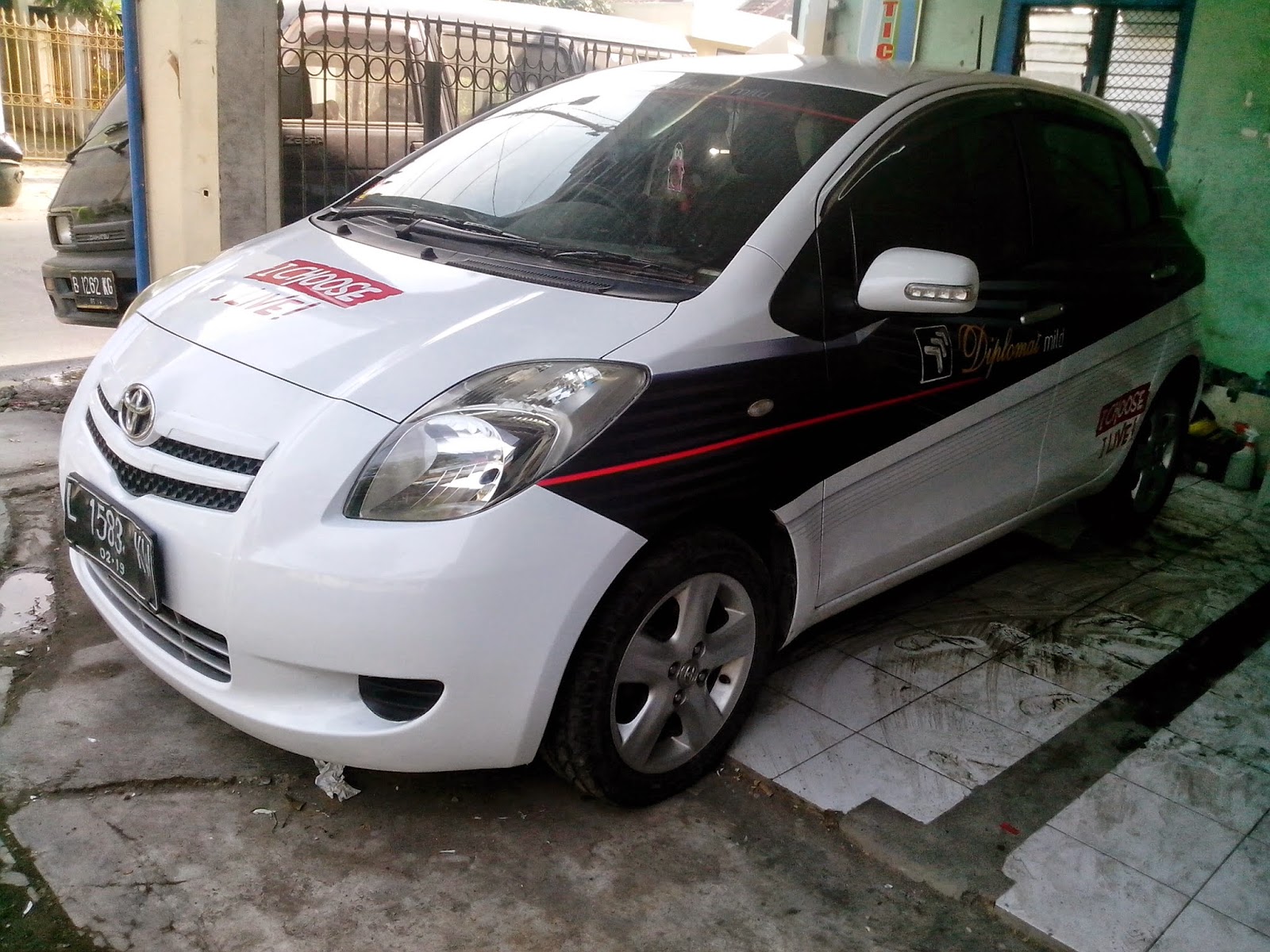 Mobil Yaris Diplomat Cutting Sticker SURABAYA