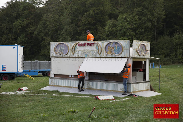 Devant le chapiteau, les employés du cirque Knie installent le grand et le petit buffet puis montent la tente d'entrée du cirque. ( Bulle le 24 septembre 2018 ) photo Philippe Ros