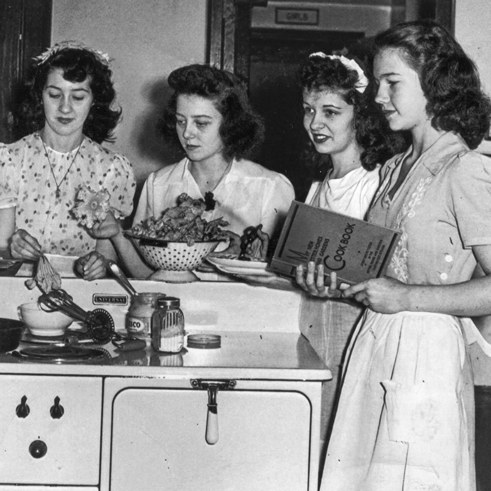 Fascinating Vintage Photos of Girls Attending Home Economics Classes 1920s 1930s - 32
