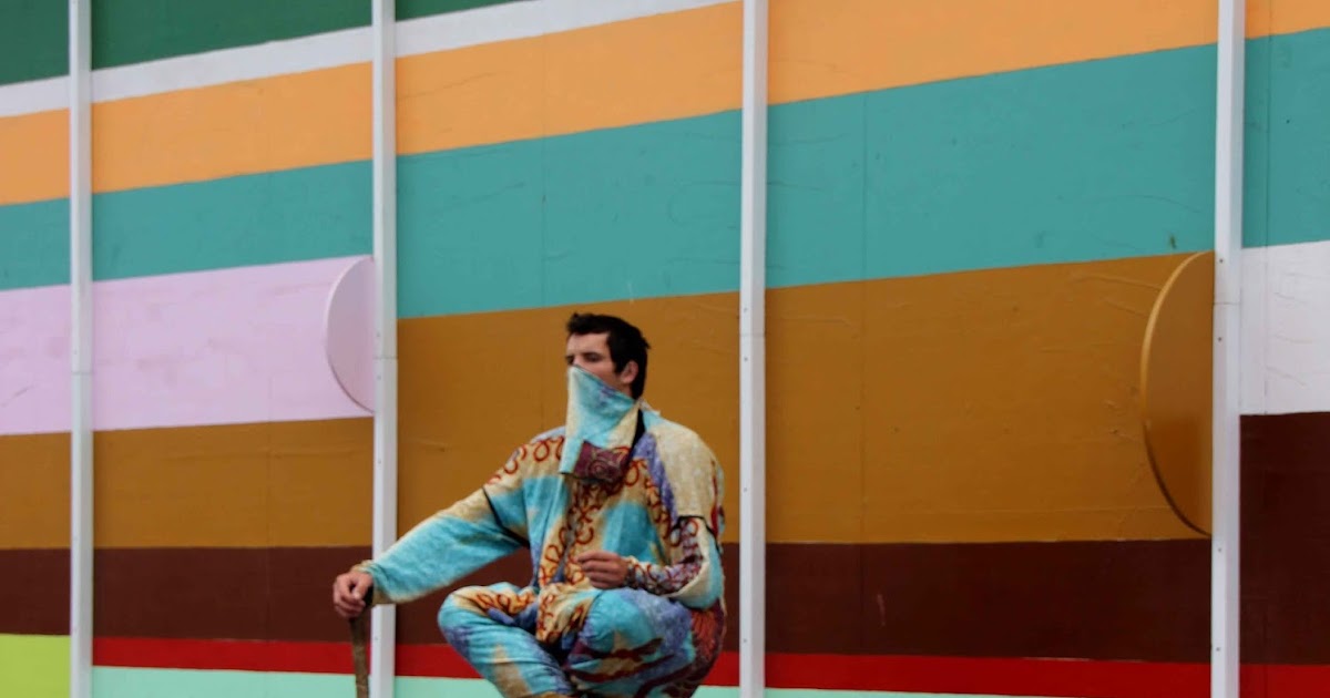 THE TOURISTIN Magically floating street artists