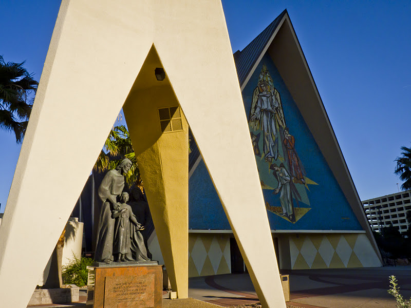 VegasImages A Cathedral On The Vegas Strip
