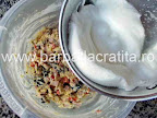 Chec aperitiv preparare reteta - adaugare spuma de albusuri in ingredientele amestecate