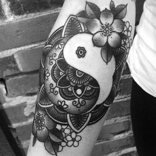Yin Yang tatuagem mostrando o sol e o mar. Há muitas coisas que um Yin Yang pode transmitir e um dos mais populares conceitos é o fogo e a água de ligação.