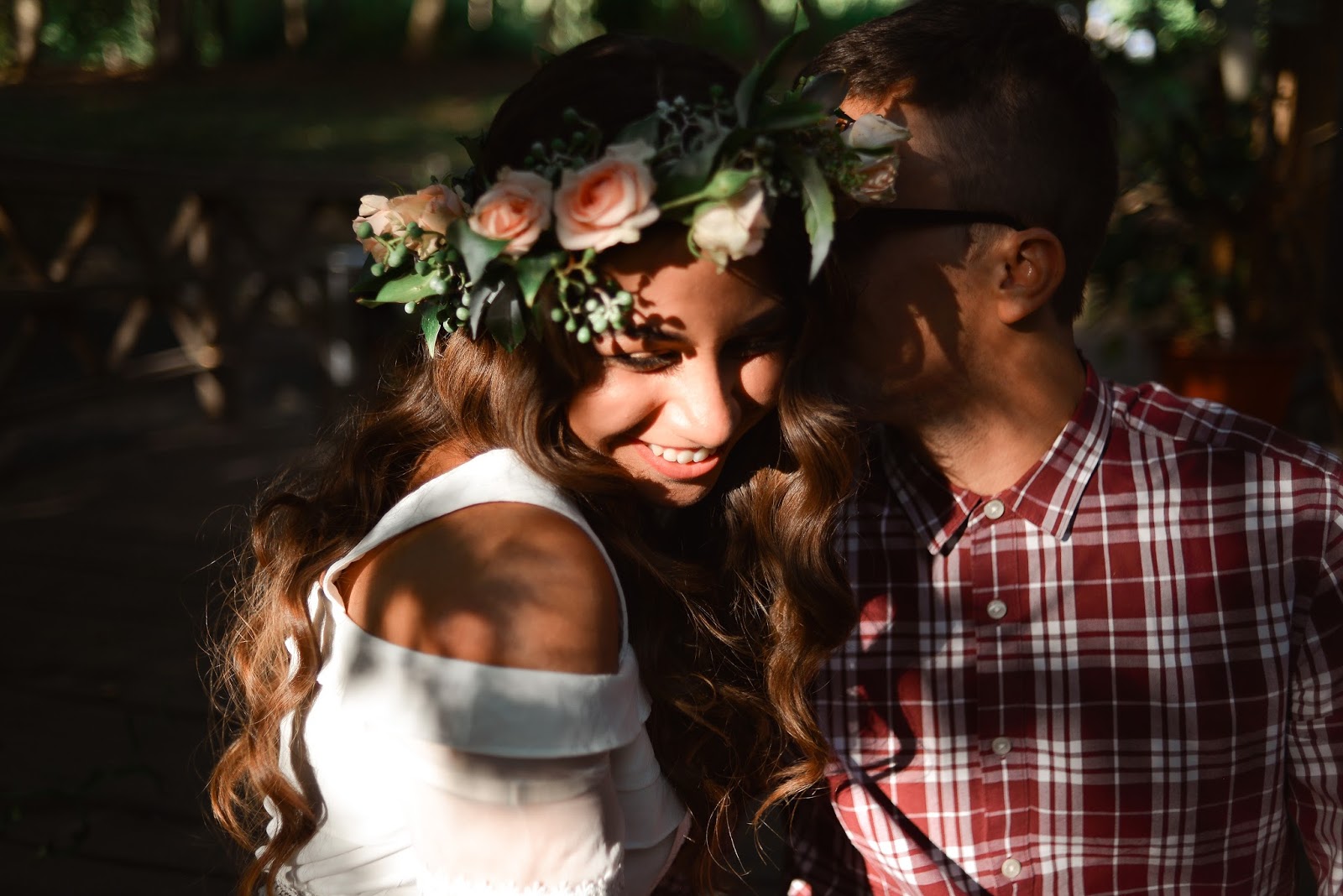 объятия на природе. фотосессия пары. фотосессия с парнем. влюбленные пары. Love story фотосессия.