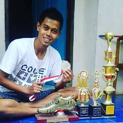 Miris, Mantan Pesepak Bola Ini Harus Menjual Sepatu Emasnya Untuk Pengobatan Miris, Mantan Pesepak Bola Ini Harus Menjual Sepatu Emasnya Untuk Pengobatan