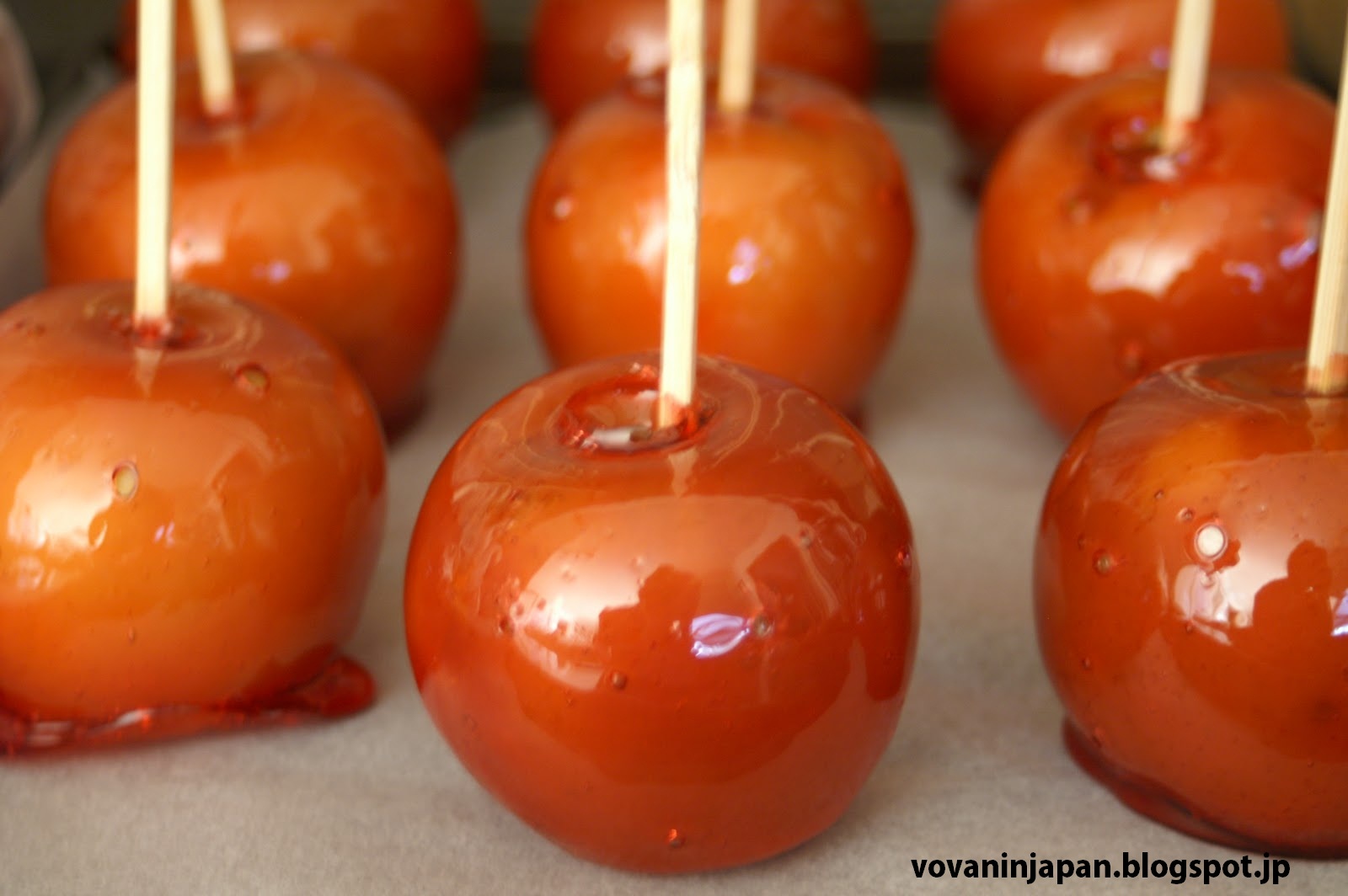 Яблоко в карамели. Как делать яблоко в карамели. Яблоки в глазури на палочке. Яблоко в карамели. Яблоко в карамели на палочке.