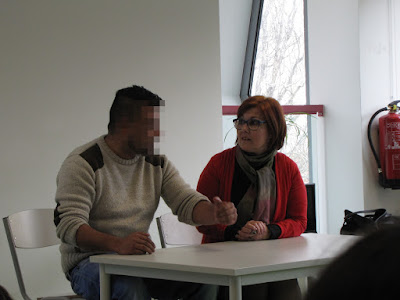 Sam, sentado ao lado de Margarida Santos Lopes, tenta falar em português com a ajuda dela.