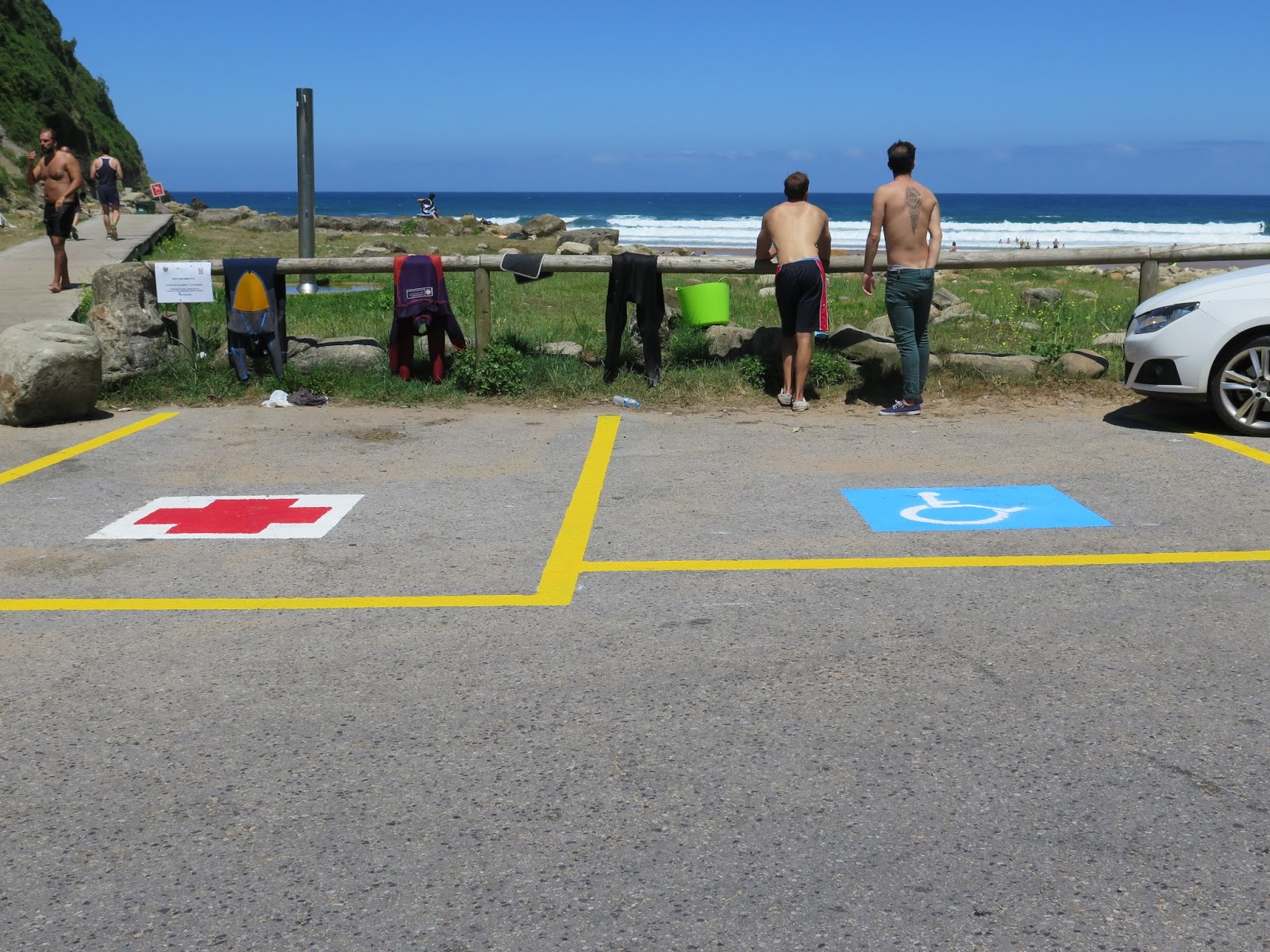 QUINTESMirador del Cantábrico Reservado para ambulancia y minusválidos en playa España