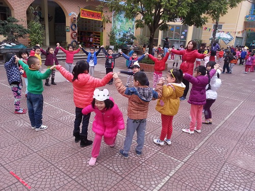 Nhấn vào ảnh để phóng to trò chơi mèo đuổi chuột tại trường mầm non