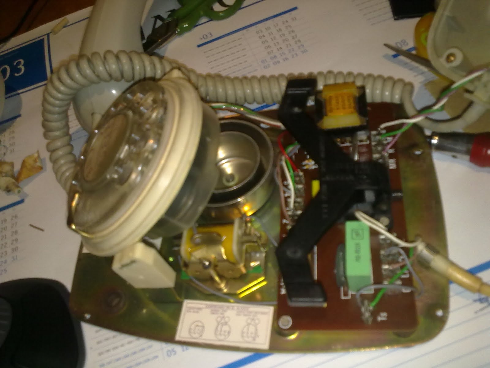 Ciudadano Terrorista: Adaptar un teléfono antiguo para usarlo en casa